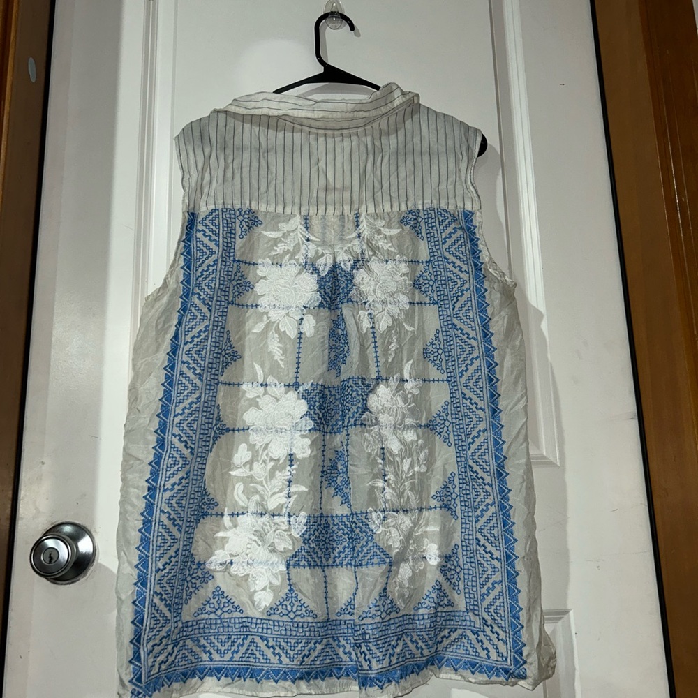 Johnny Was 3J Medium Striped White and Blue Button Up Blouse, sleeveless